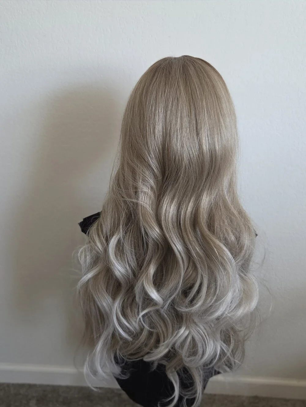 Nel's Wigs - Stevi 08 - blonde with light brunette mix Standard